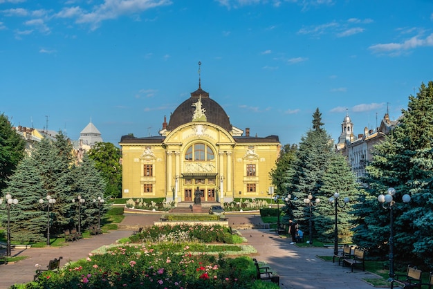 Chernivtsi, Oekraïne 11072021 Chernivtsi muziek- en dramatheater vernoemd naar Olga Kobylyanska op een zonnige zomerochtend