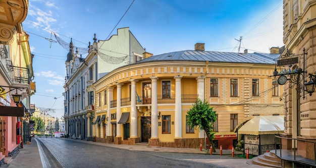 Chernivtsi, Oekraïne 11072021 Hoofdstraat van de oude stad van Chernivtsi, Oekraïne op een zonnige zomerochtend