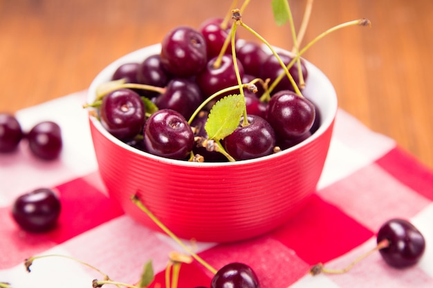 Photo cherries on bowl