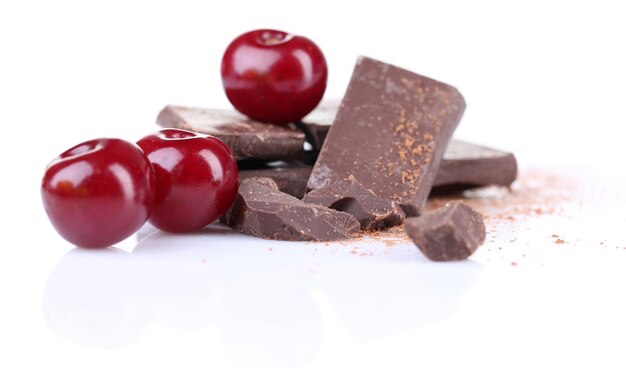 Photo cherries and chopped chocolate isolated on white