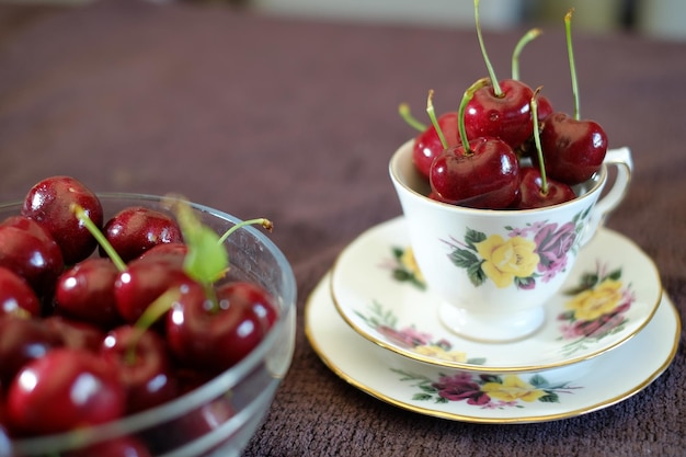 Photo cherries in glass bowl