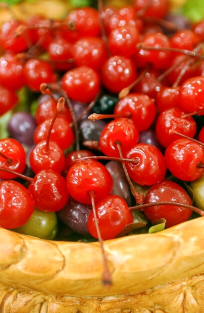 Foto ciliegie raggruppate in primo piano tavolo da buffet