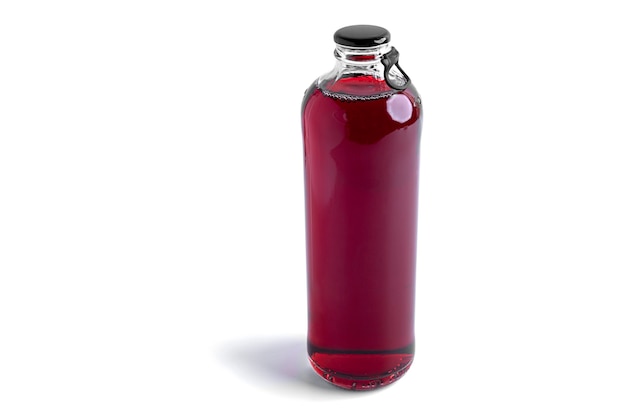 Bevanda alcolica alla ciliegia in una bottiglia isolata su bianco.