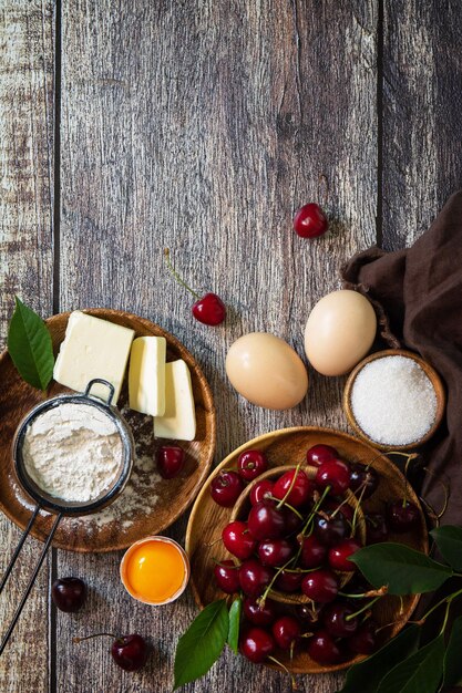 Concetto stagionale di cottura delle ciliegie ingredienti per la torta di ciliegie vista dall'alto spazio di copia