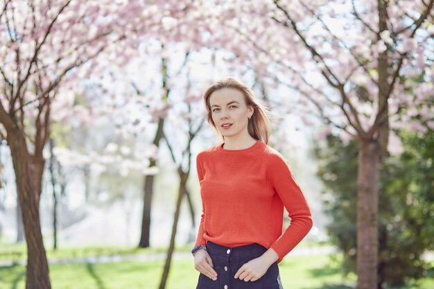 Cherry Blossom Day Hanami nationaal festival in Japan Portret van een vrouw in het voorjaarspark onder de roze sakura-bloemboom