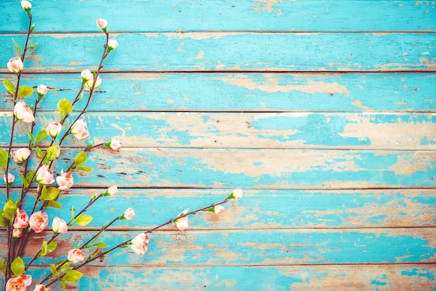 Foto fiori del fiore di ciliegia su fondo di legno d'annata, progettazione del confine.