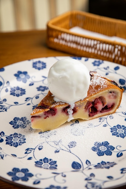 Cherry Clafoutis met ijs op een bord