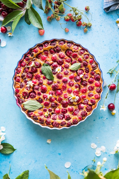 Cherry Clafoutis met kers op een blauwe achtergrond