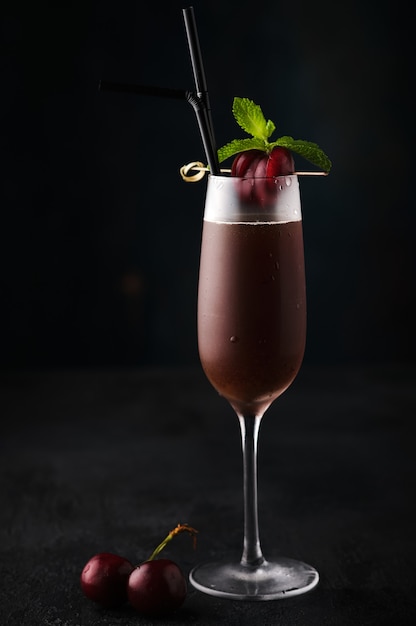 Фото Вишневый коктейль с мятой в высоком бокале