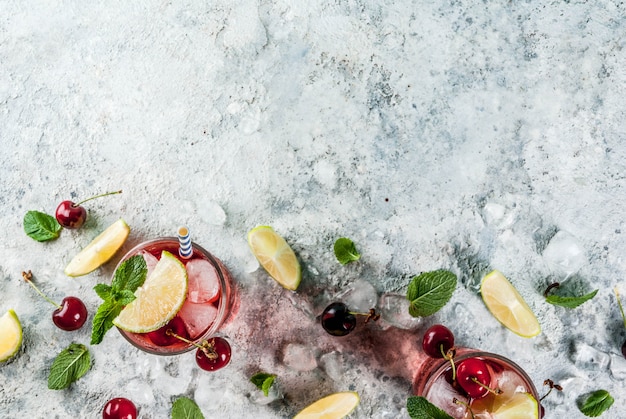 Cherry cola mojito in hoog glas met muntblaadjes