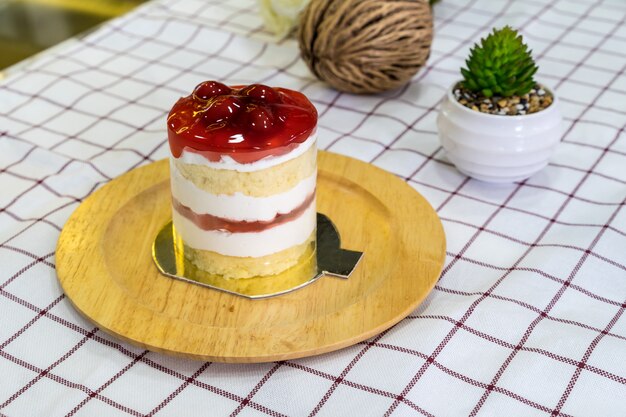 Cherry Cream Cake op houten plaat en koffiekop