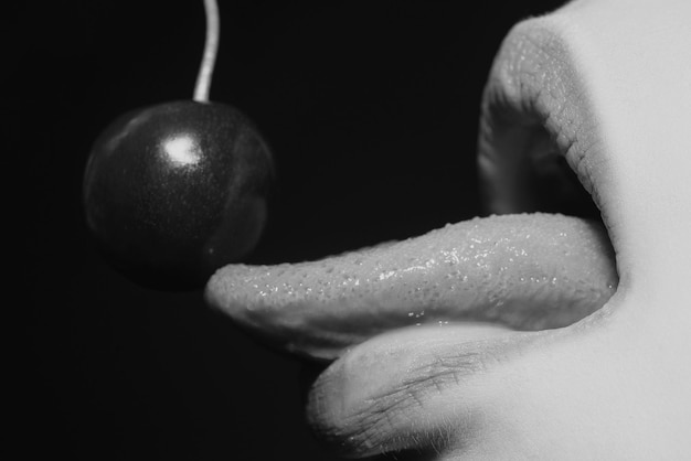 Фото Вишня во рту женщины летом сексуальные фрукты вишни на губах женщины язык лижет вишню макро крупным планом или
