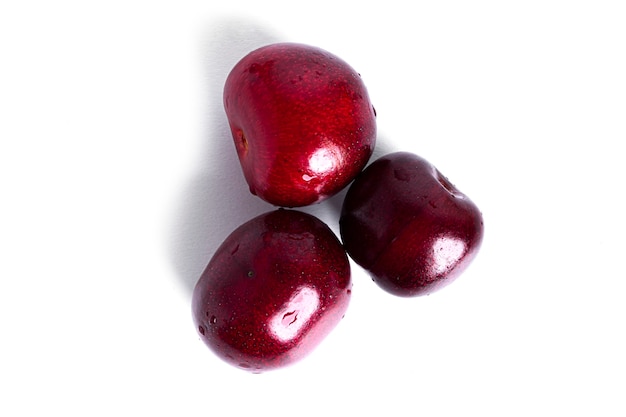 체리 흰색 배경에 고립입니다. 흰색 바탕에 달콤한 체리 열매입니다. 빨간 열매가 격리됩니다. 고품질 사진