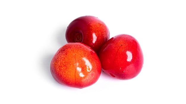 체리 흰색 배경에 고립입니다. 흰색 바탕에 달콤한 체리 열매입니다. 빨간 열매가 격리됩니다. 노란 체리. 고품질 사진