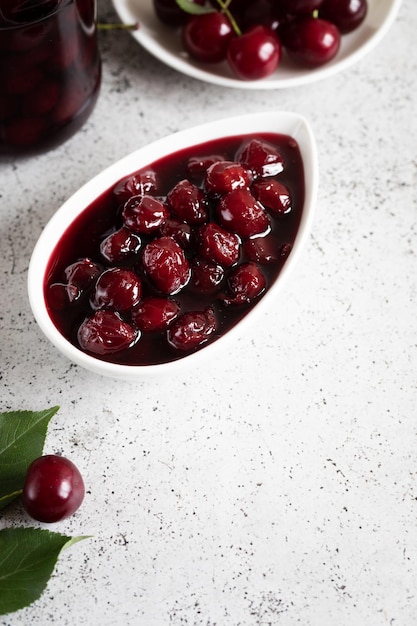 Marmellata di ciliegie e ciliegie fresche in una ciotola conserve fatte in casa