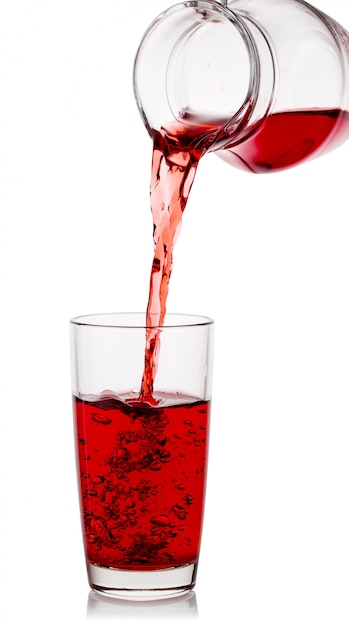 Il succo di ciliegia si versa nel bicchiere con un decanter trasparente