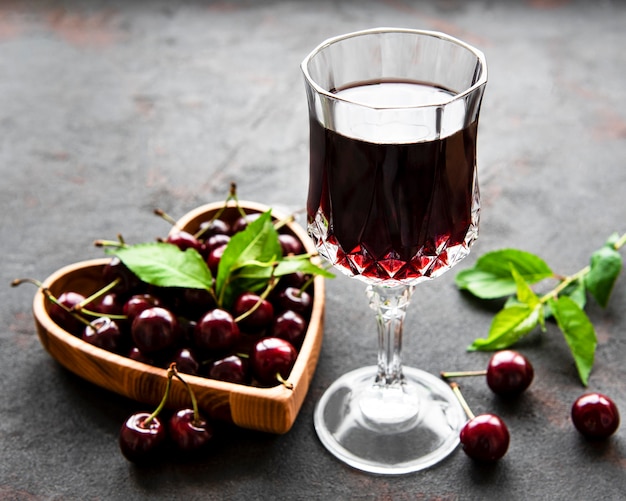 Liquore alla ciliegia in bicchiere e frutta fresca