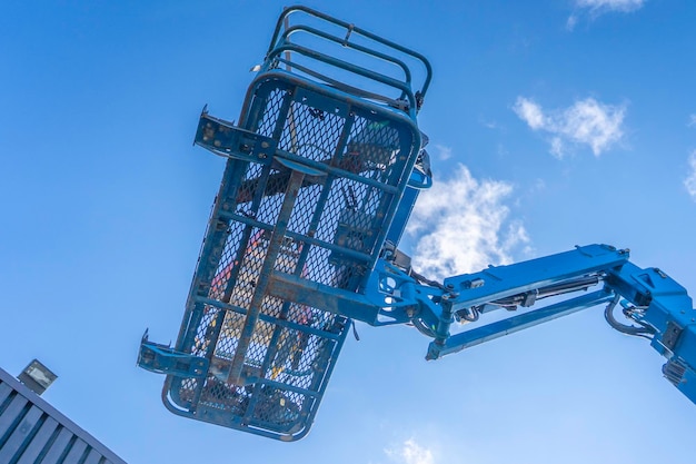 Foto cherry picker crane onder blauwe heldere luchten