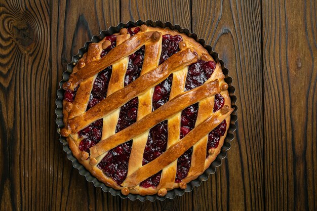 Cherry pie op een bruin houten tafel