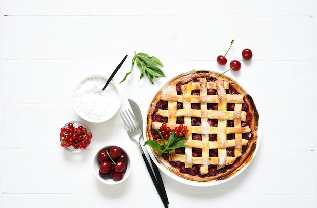 Crostata di ciliege su un bianco di legno con il posto per testo.