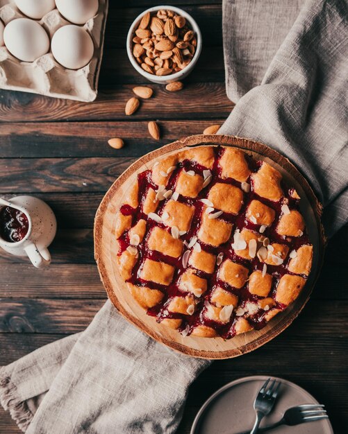 Foto torta di ciliegie con mandorle scheggiate su una tavola rustica