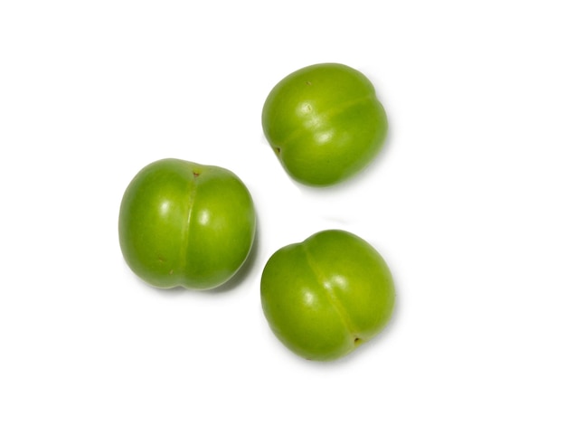 Плоды алычи на белом фоне Здоровые зеленые фрукты Южный фруктовый изолят