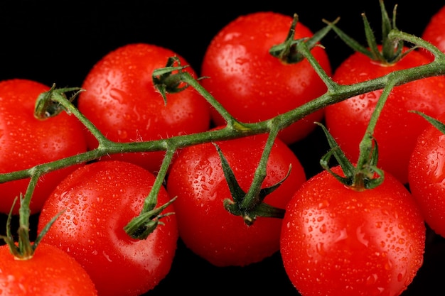 Cherry tomaten close-up op een donkere achtergrond