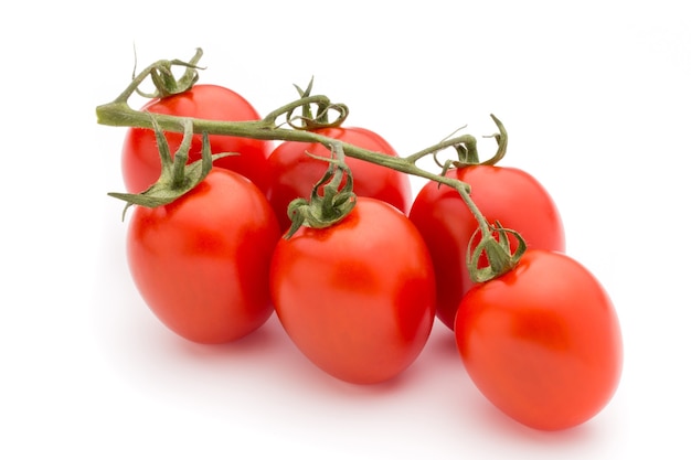 Cherry-tomaten. Drie kerstomaatjes op een witte achtergrond.