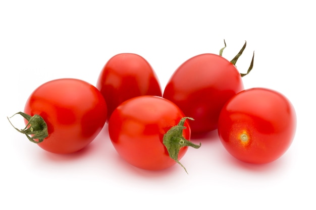 Cherry-tomaten. Drie kerstomaatjes op een witte achtergrond.