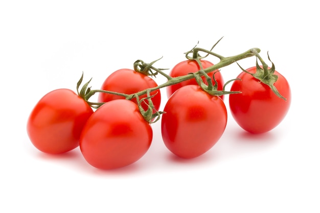 Cherry-tomaten. Drie kerstomaatjes op een witte achtergrond.