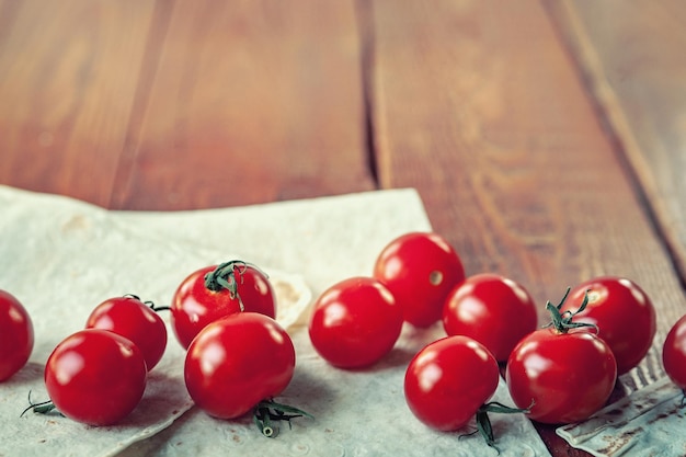 Cherry Tomaten en brood op houten achtergrond