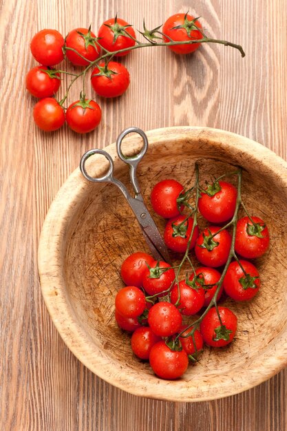 Cherry Tomaten in rustieke kom bovenaanzicht