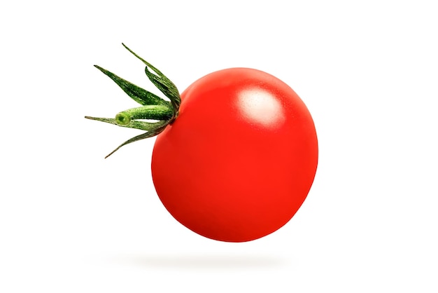 Cherry Tomaten isoleren op wit een tomaat die in close-up hangt en een schaduw werpt