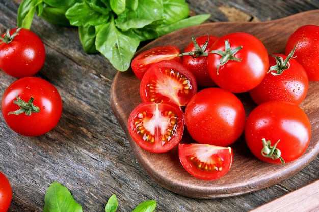 Cherry tomaten met basilicum op houten tafel close-up