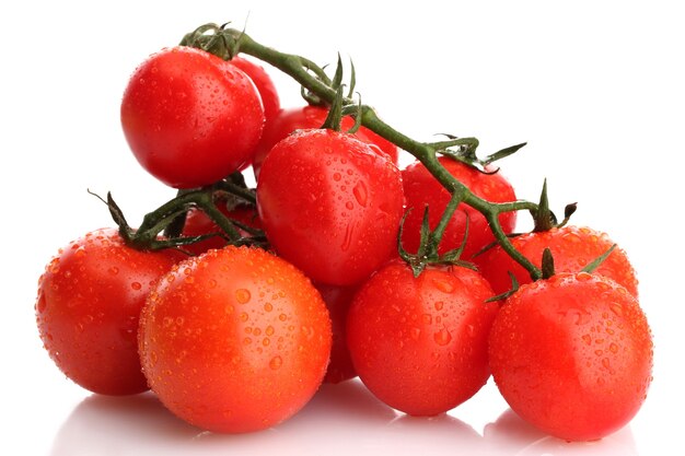 Cherry tomaten op een tak met druppels op wit