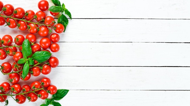 Cherry Tomaten op een witte houten achtergrond Bovenaanzicht Vrije ruimte voor uw tekst