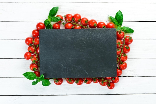 Foto cherry tomaten op een witte houten achtergrond bovenaanzicht vrije ruimte voor uw tekst