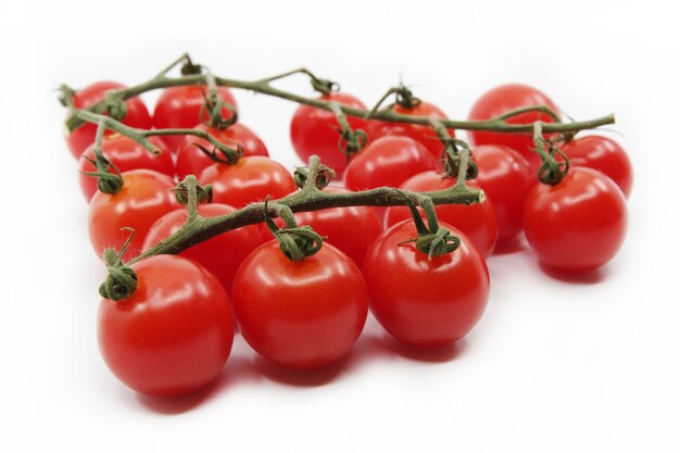 Cherry tomaten takken geïsoleerd op een witte achtergrond