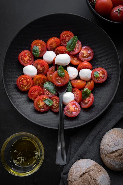 Cherry Tomatensalade Met Mozzarella Kaas En Verse Basilicum. Heerlijke caprese salade