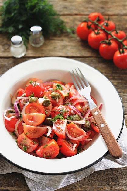 Салат из помидоров черри с красным луком, каперсами и укропом
