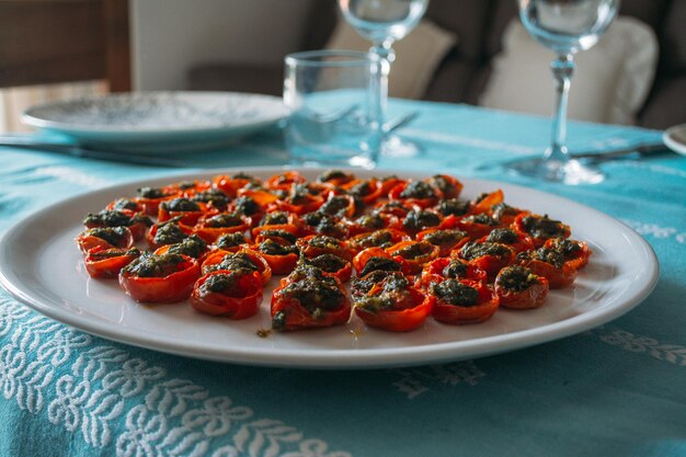 Foto pomodorini cotti con salsa verde