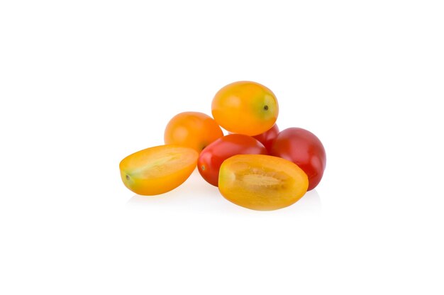 Photo cherry tomatoes isolated on white background