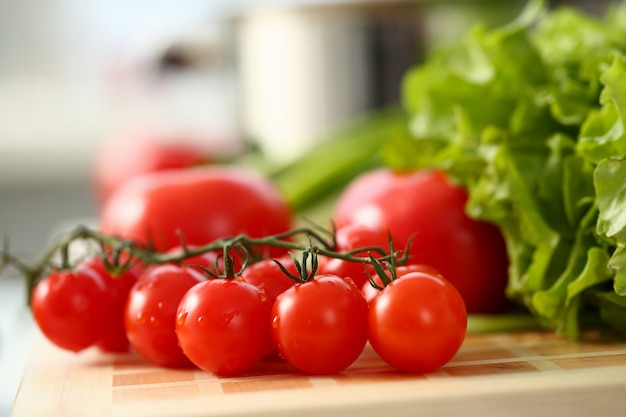 I pomodori ciliegia si trovano su un tagliere