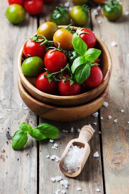 Photo cherry tomatoes in wooden bowl