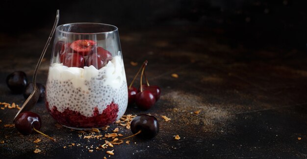 Frullato di ciliegie e yogurt in un bicchiere da vicino