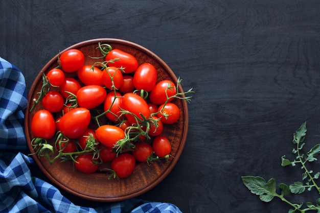 Cherrytomaten in een kleikom