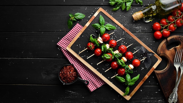 Cherrytomaten mozzarella en basilicum Italiaanse hapjes Caprese Bovenaanzicht Vrije ruimte voor uw tekst