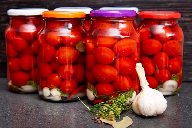 Cherrytomaten uit blik Voorbereidingen voor de winter