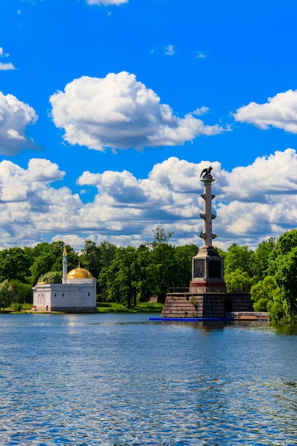 Chesme-kolom en Turks badpaviljoen in Catherine Park in Tsarskoye Selo Pushkin, Rusland