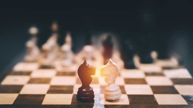 Foto gioco di scacchi strategia di business idea piano scacchi mate sconfitta nemico raggiungere l'intelligenza dell'obiettivo